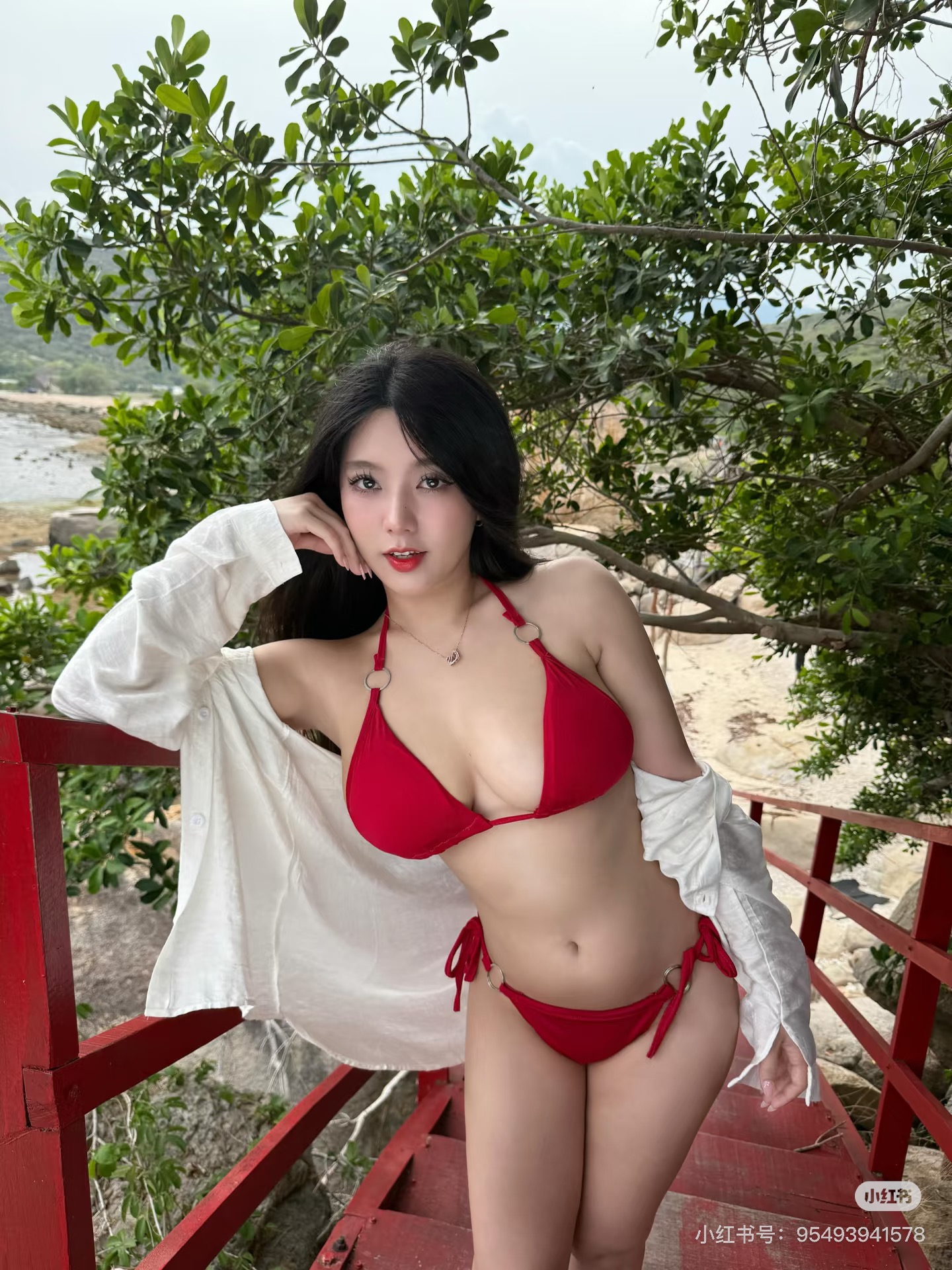 女士红色金属环比基尼泳衣 分体泳装